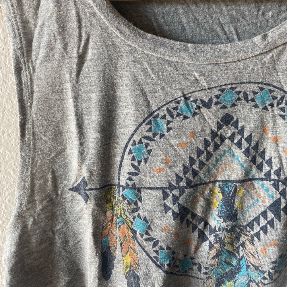 Sleeveless gray crop